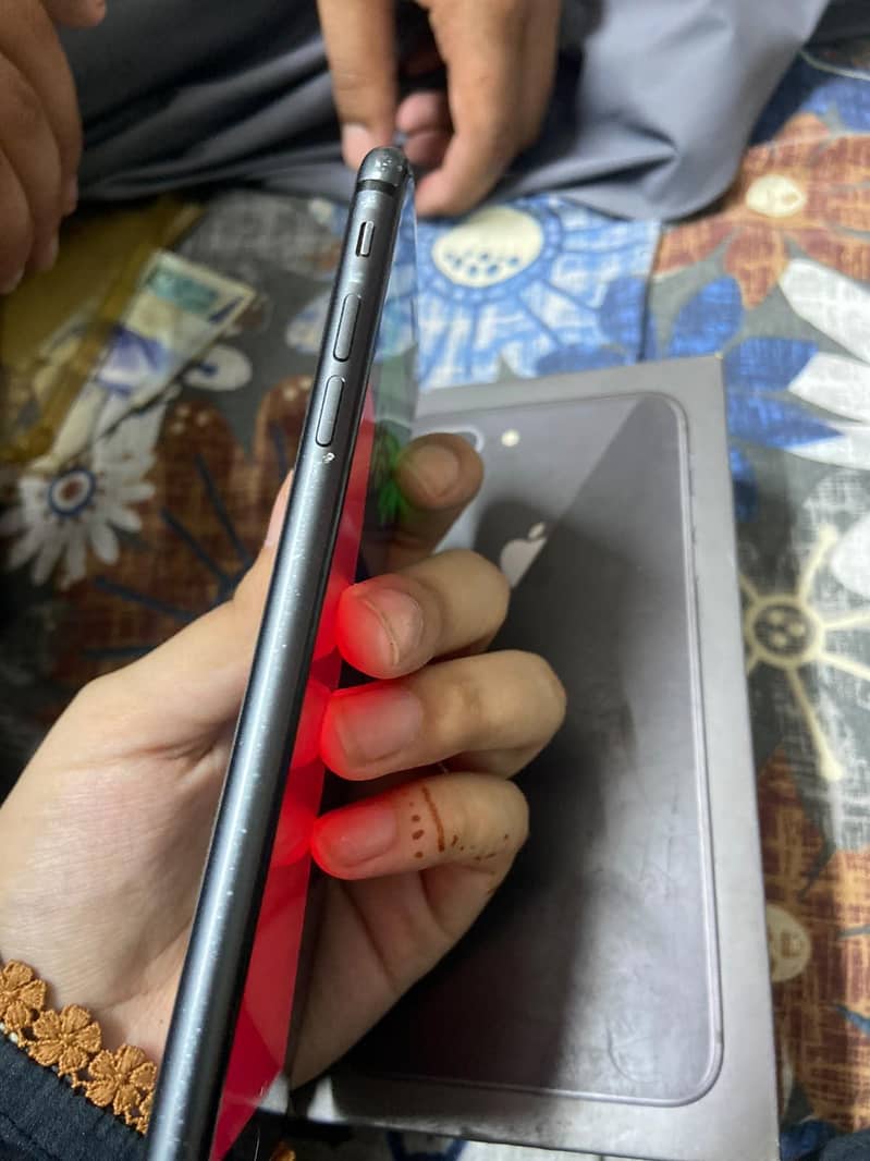 Apple iPhone 8 Plus 4
