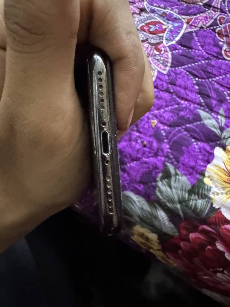 Apple iPhone X 4