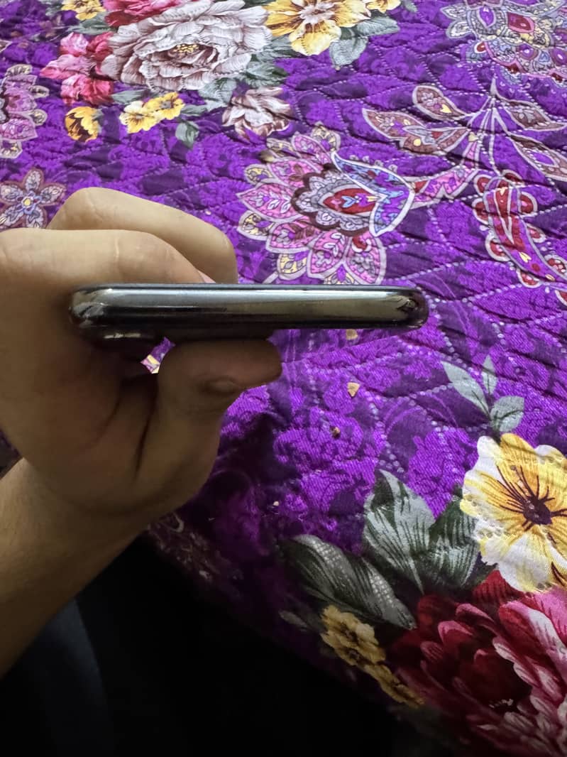 Apple iPhone X 5