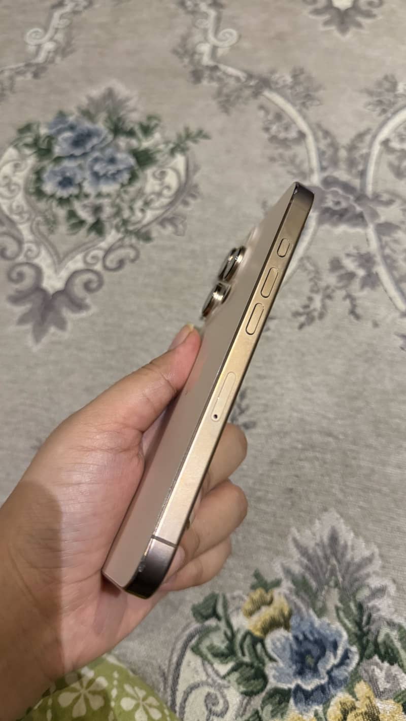 Apple iPhone 16 Pro 3