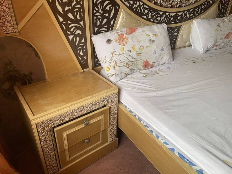 King size bed 0