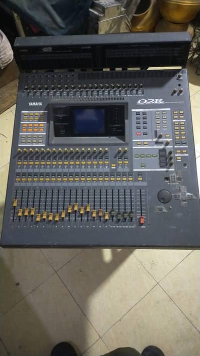 Yamaha O2r mixing console 24 channel
