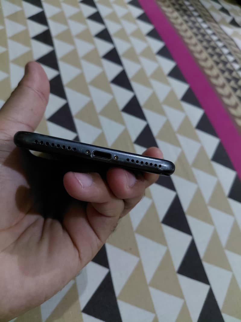 Apple iPhone 8 Plus 3
