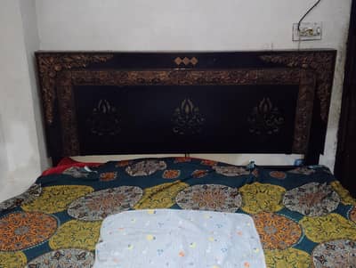 bed with side table's