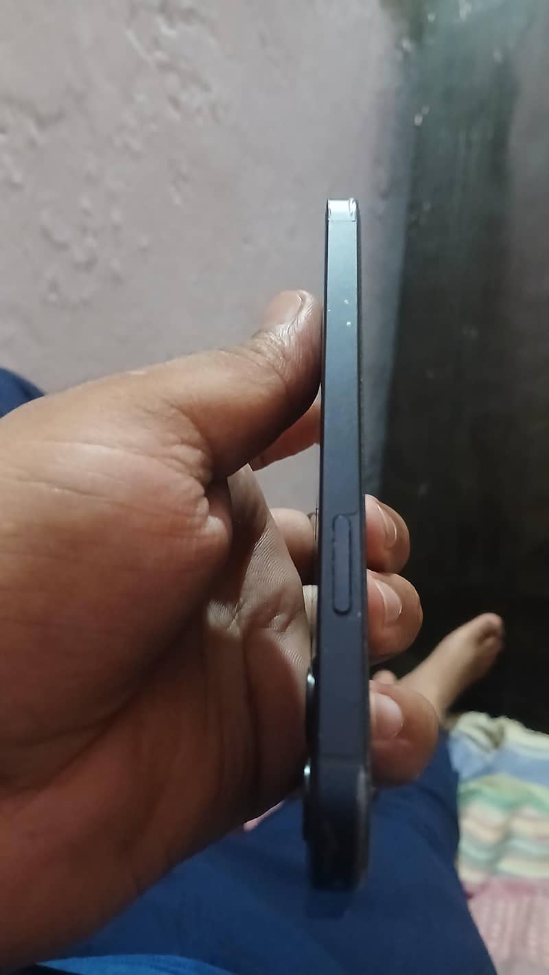 Apple iPhone 12 4