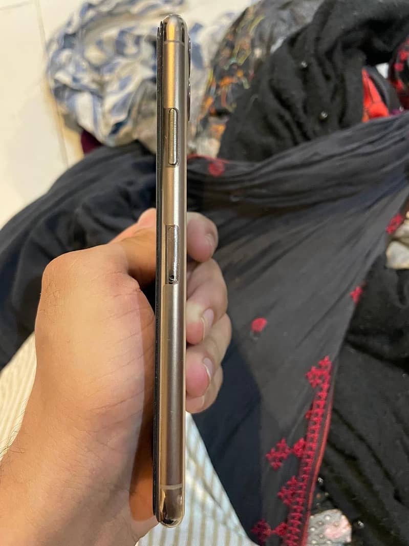 Apple iPhone 11 Pro Max 2