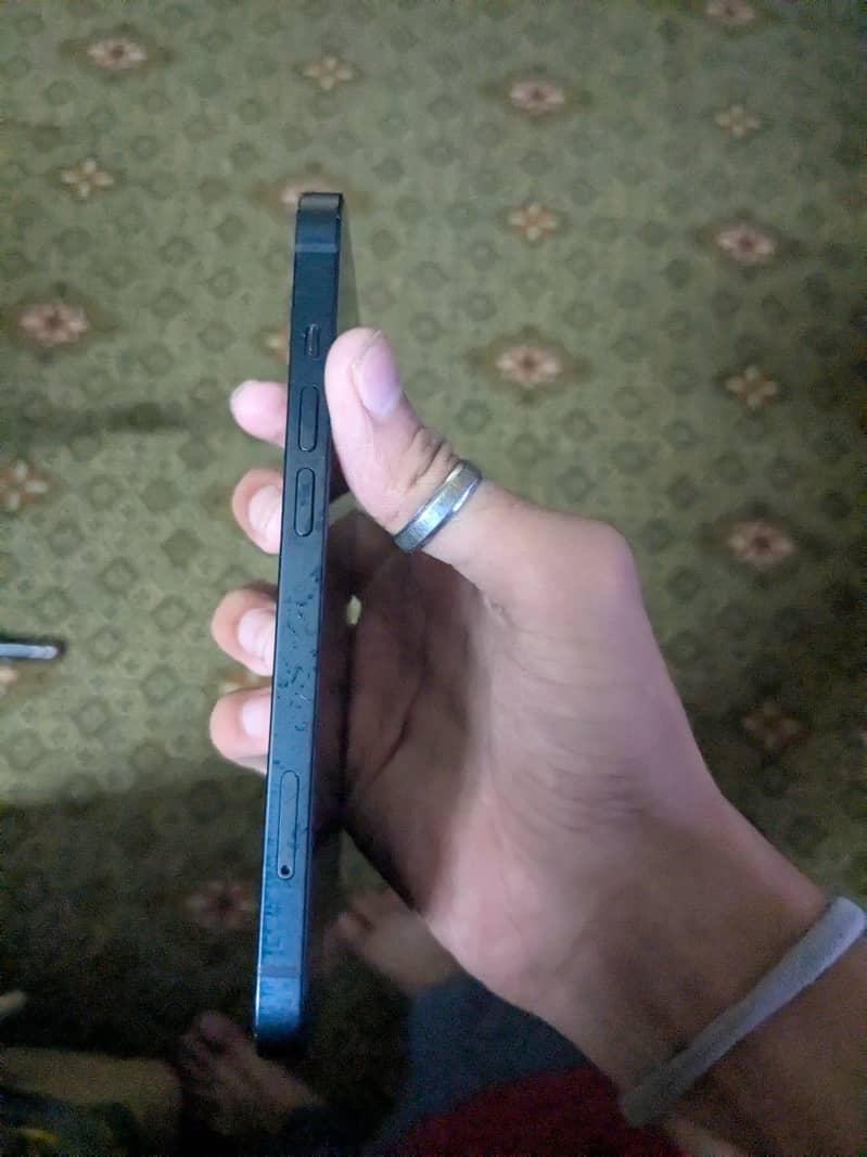 Apple iPhone 13 5