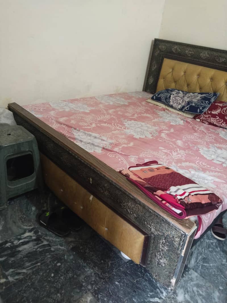 Bed, side table, dressing table 3
