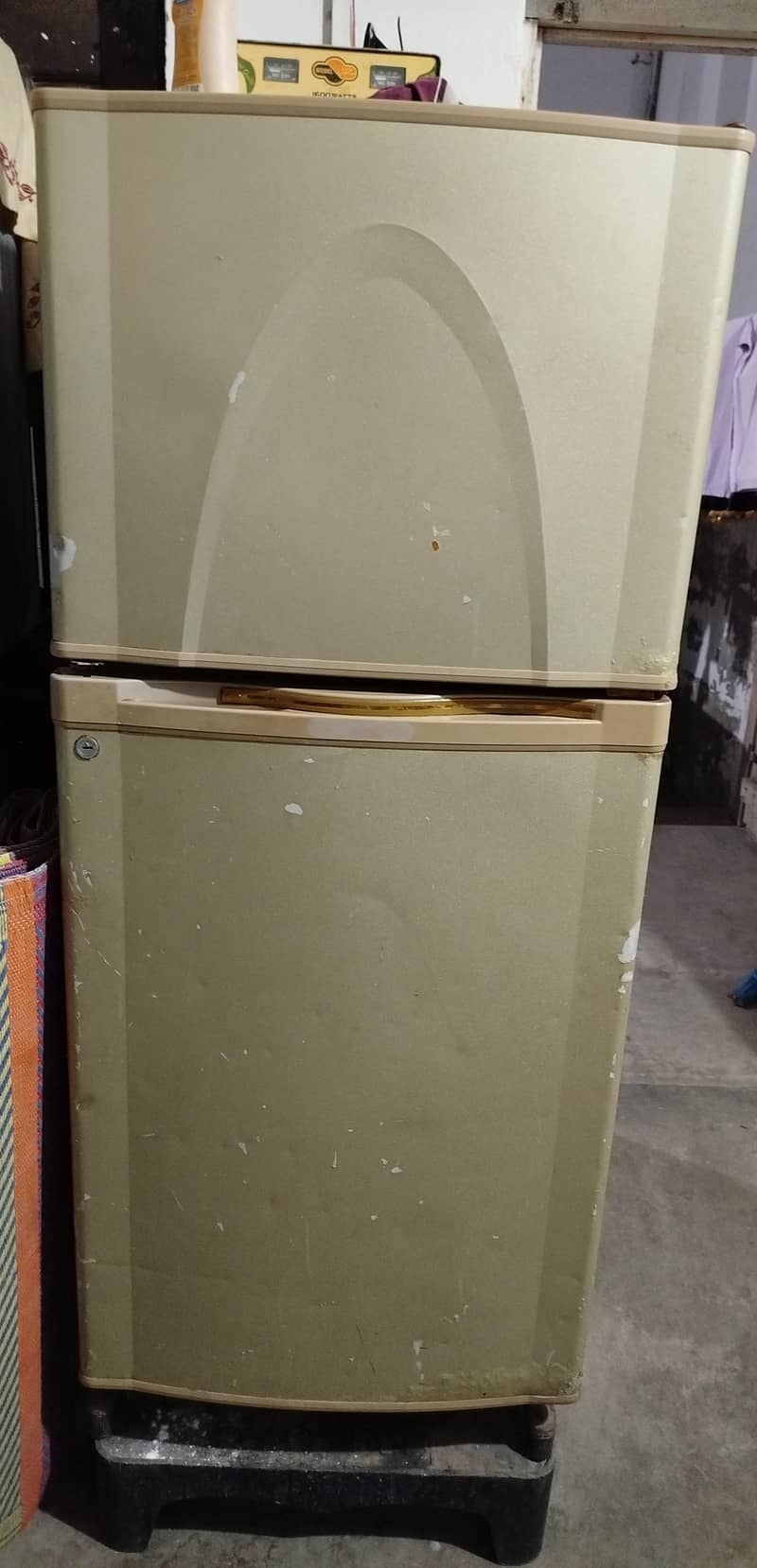 DAWLANCE MEDIUM SIZE FRIDGE 0
