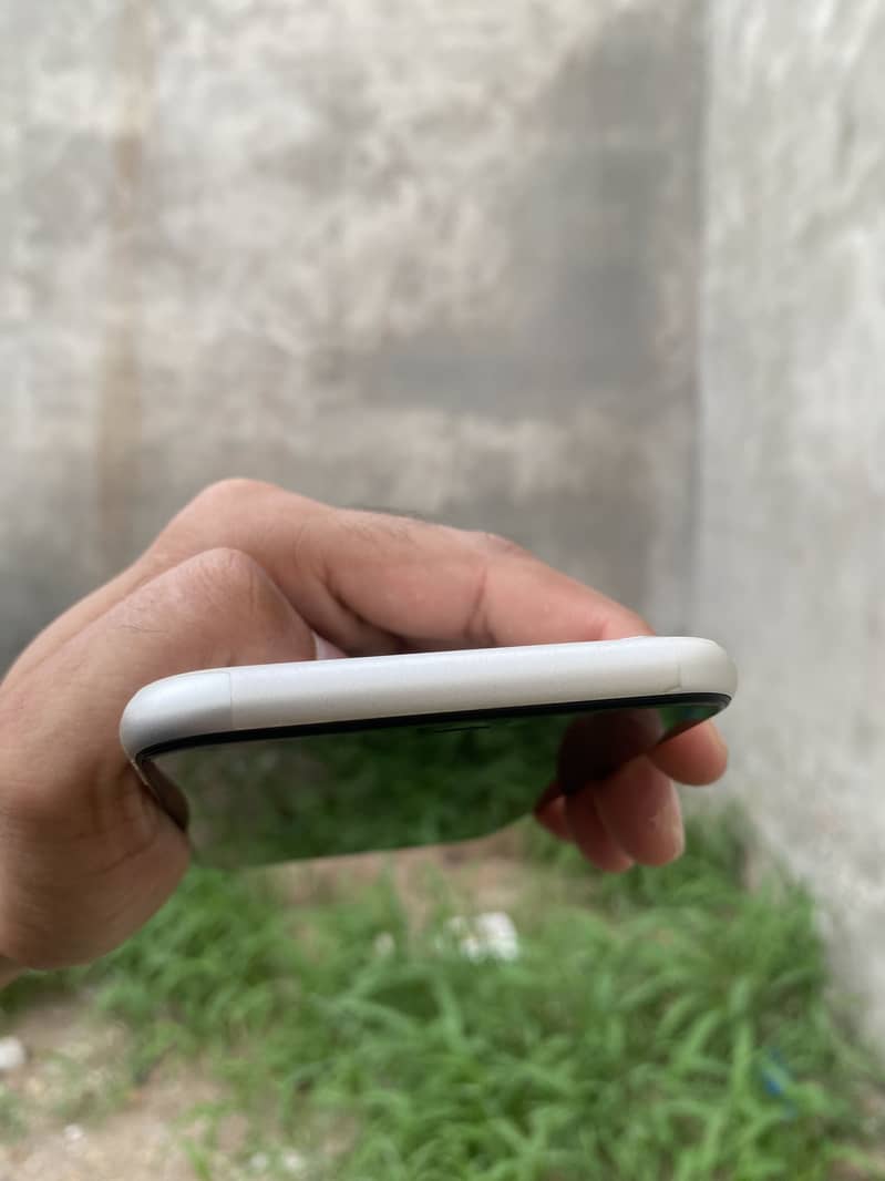 Apple iPhone 11 7