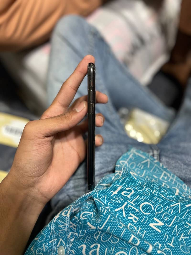 Apple iPhone XS 4