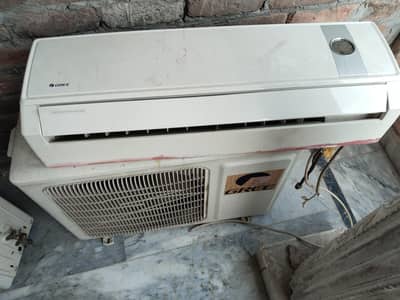 gree 1 ton non inver lush condition me hai read add