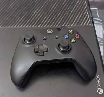 X Box one used 1 controller ha chlta ha but khrab ha kbhi on ho jata h