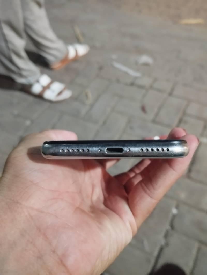Apple iPhone X 4