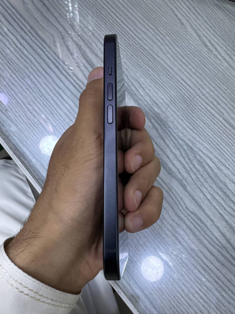 Apple iPhone 15 4