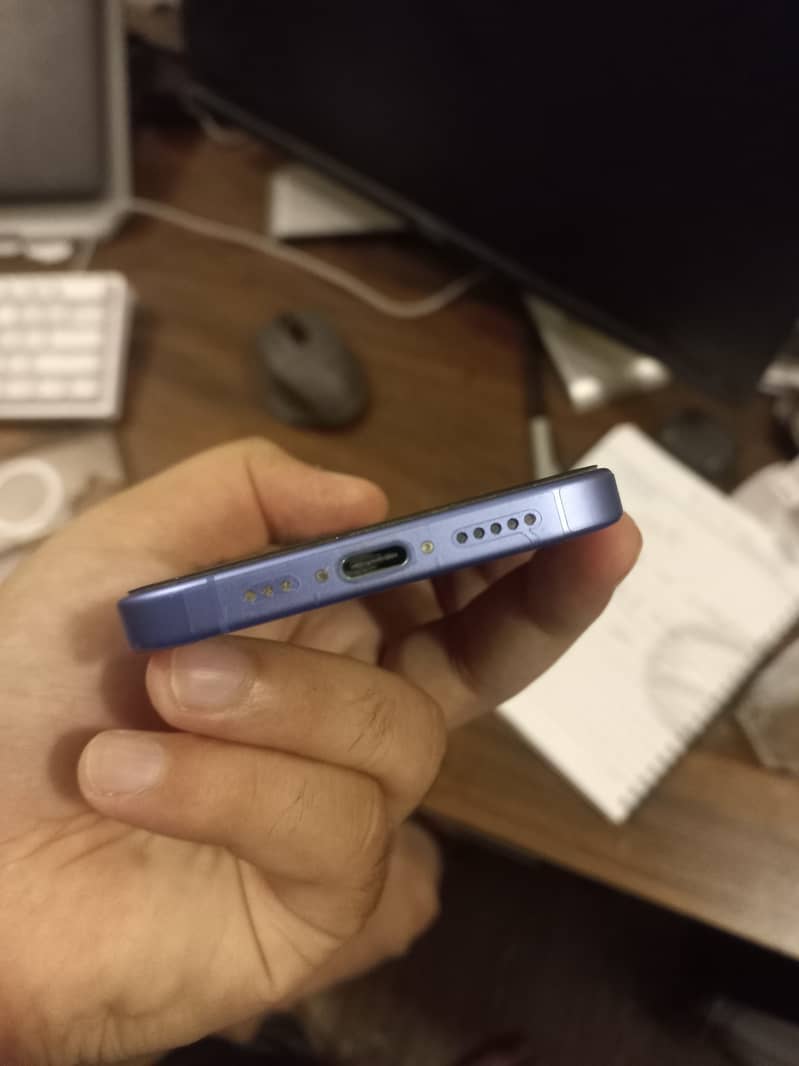 Apple iPhone 16 - mint condition. Scratchless 2