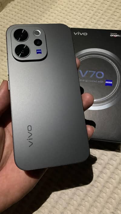 Vivo V70 5G 12/256 , urgent sale , just 4 weeks used complete box