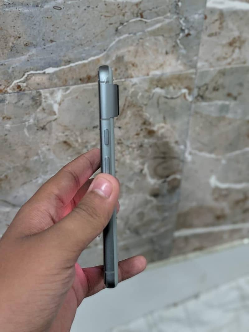 Google Pixel 8 4