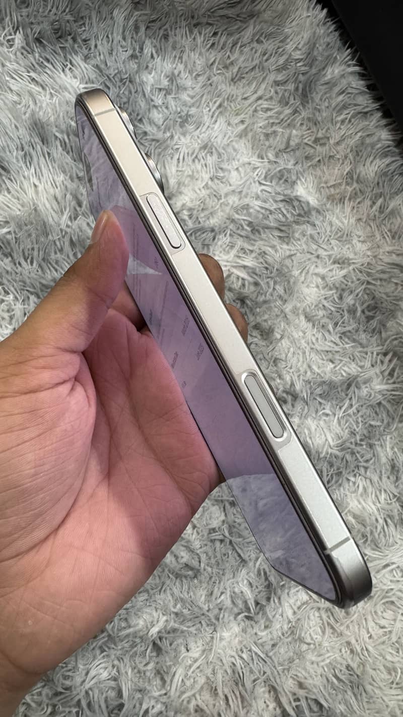 iPhone 16 Pro Max 4