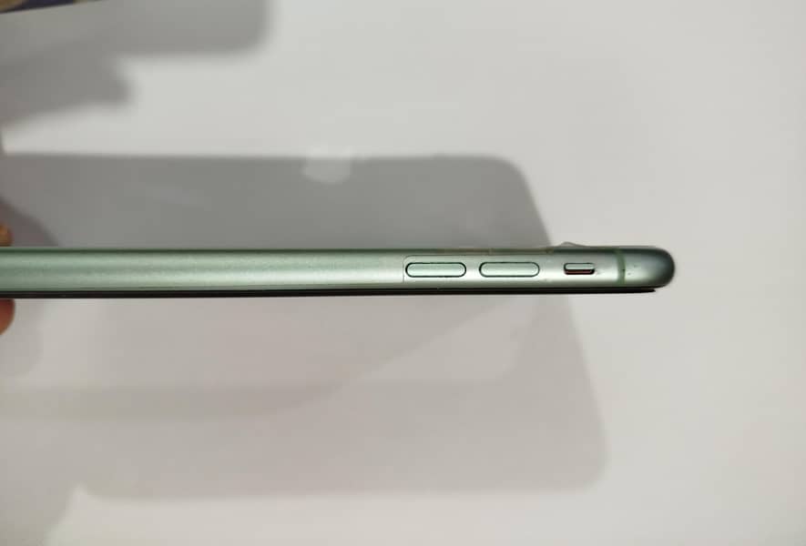 Apple iPhone 11 4