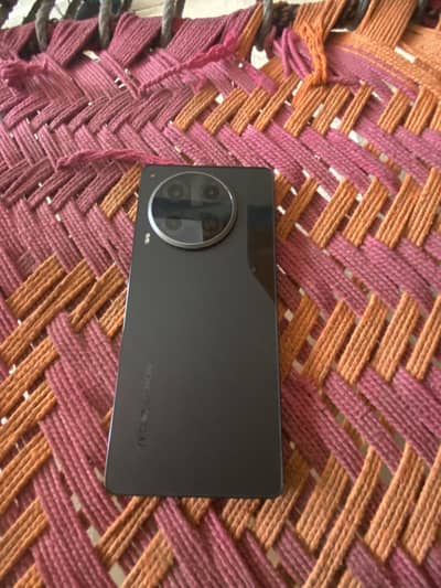 10BY10 100% neat and clean Techno camon 30 with box and charger
