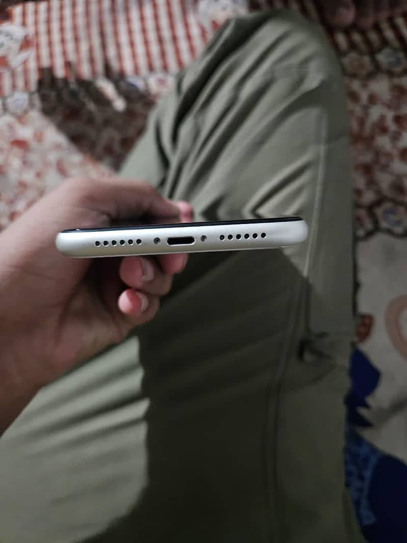 Apple iPhone 11 4