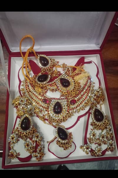 beautiful bridal jewelry set with heavy stone