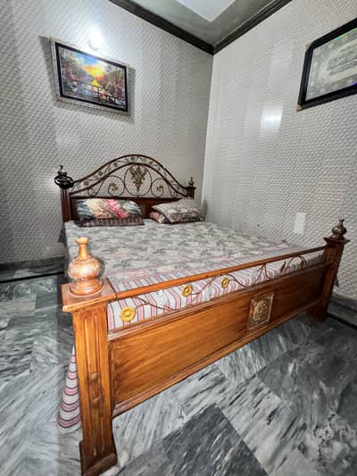 King size bed Made of wood and iron with 6 Inch Mattress of Molty foam