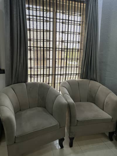 2x Single seater sofas 9.5/10