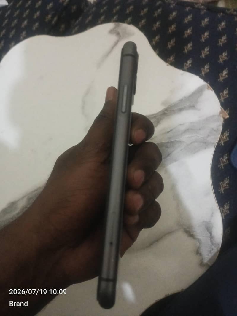 Apple iPhone 11 4