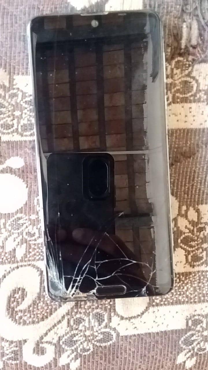 Sharp Aquos R5G 1