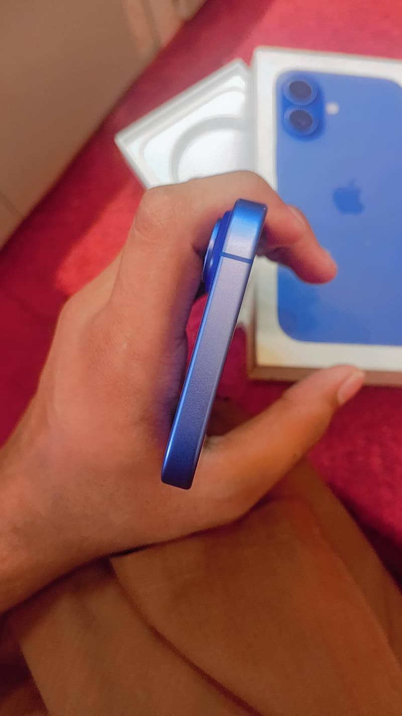 Apple iPhone 16 4
