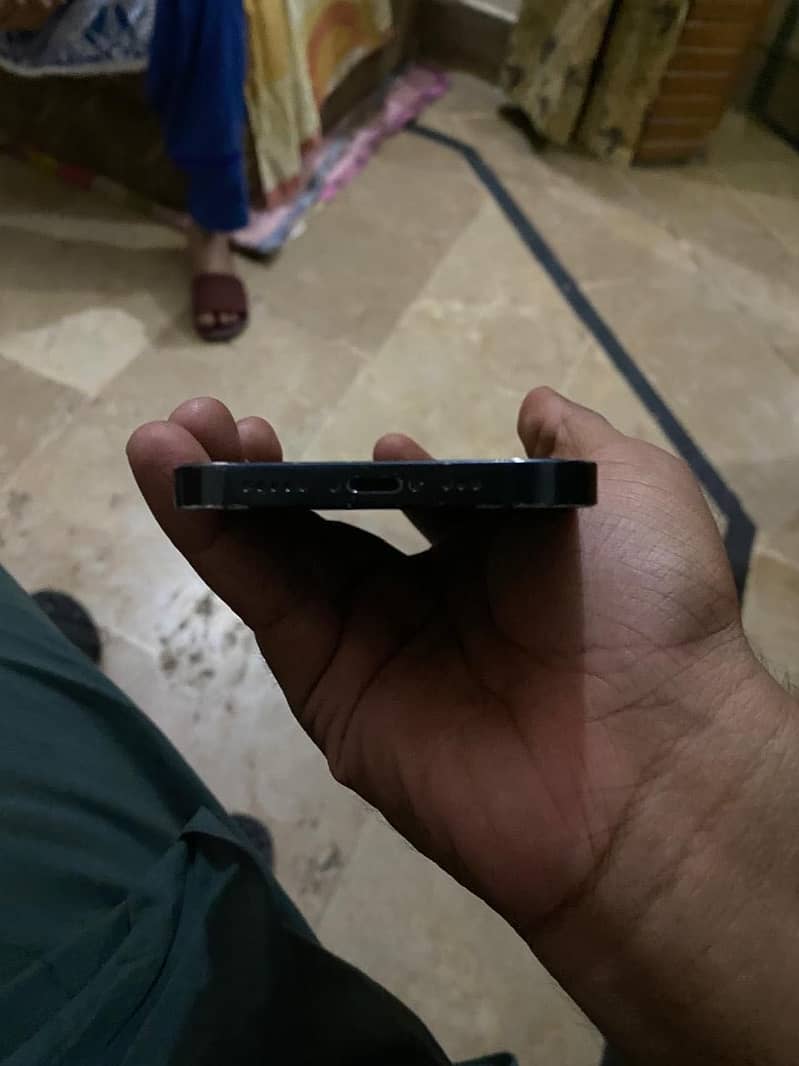 IPhone 13 4