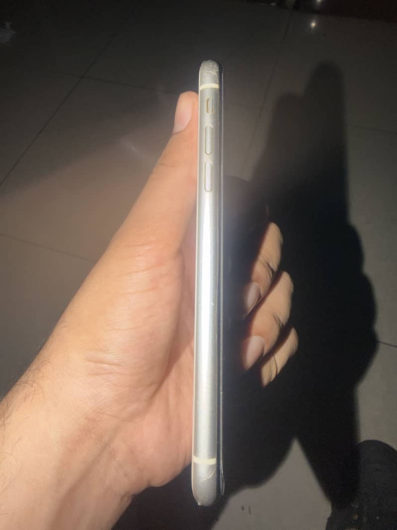 Apple iPhone 11 4