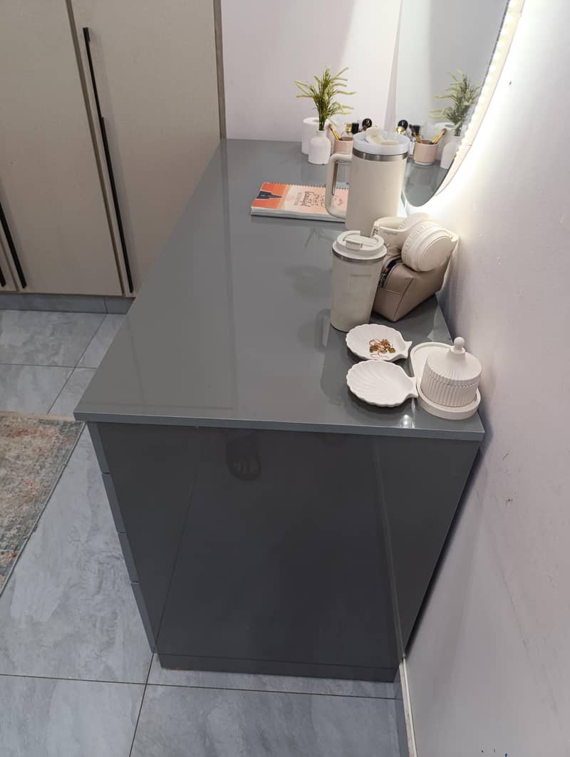 Table office and dressing 0