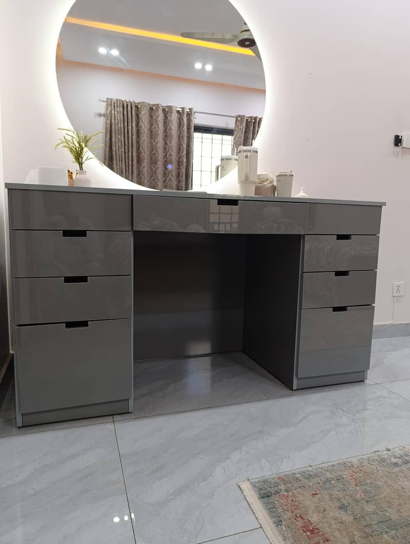Table office and dressing 1