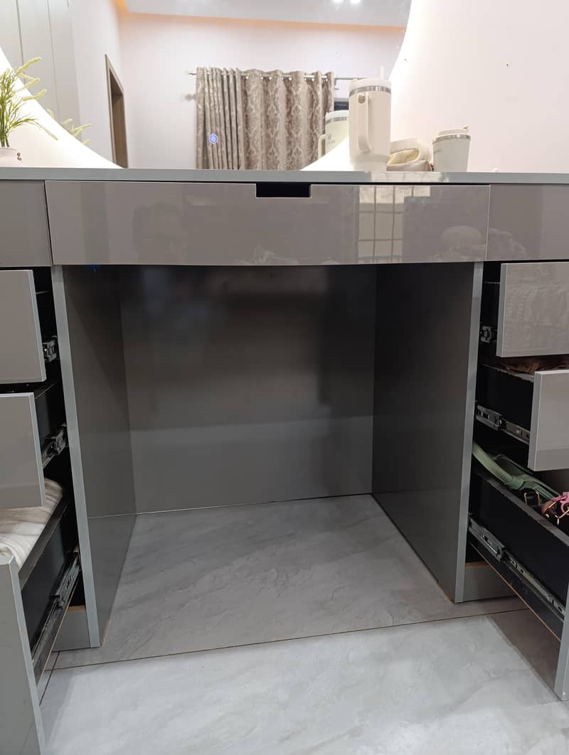 Table office and dressing 2