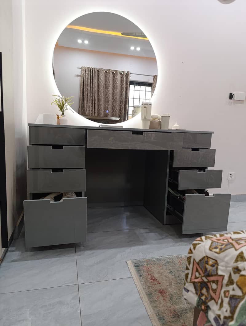 Table office and dressing 3
