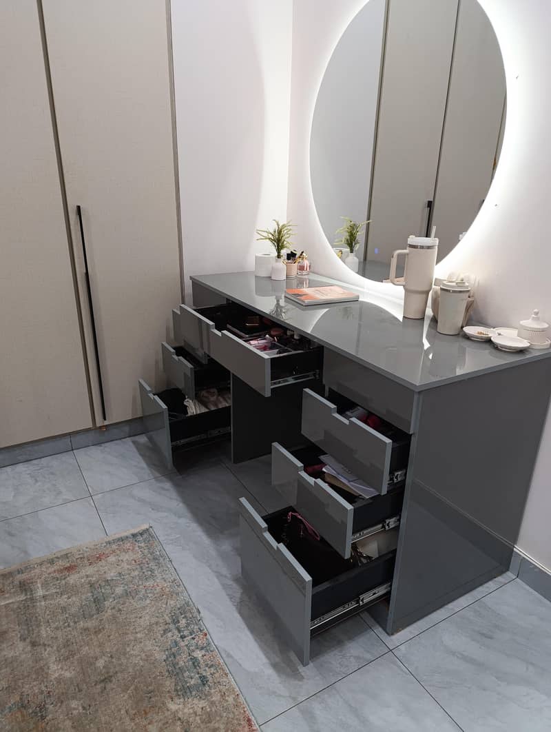 Table office and dressing 4