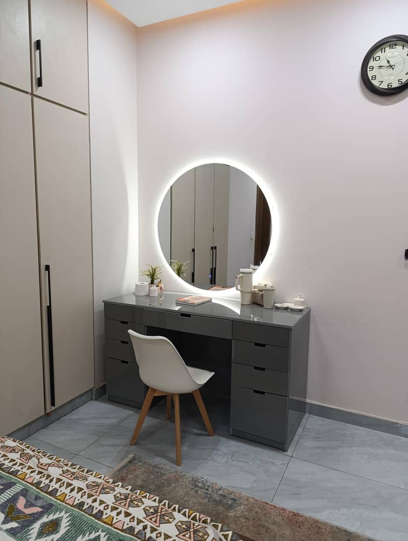 Table office and dressing 5