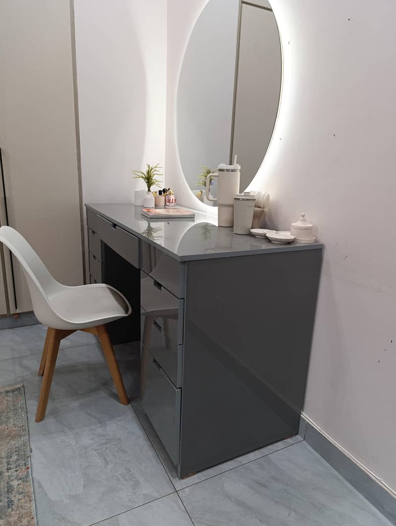 Table office and dressing 6