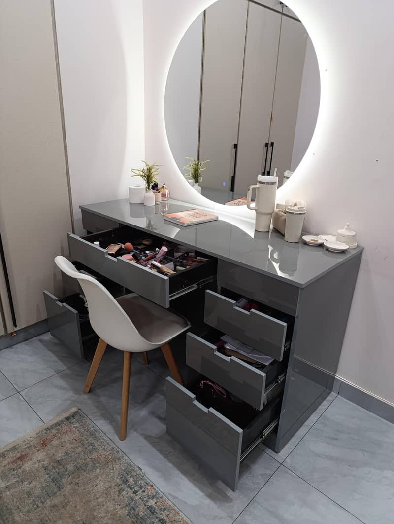 Table office and dressing 7