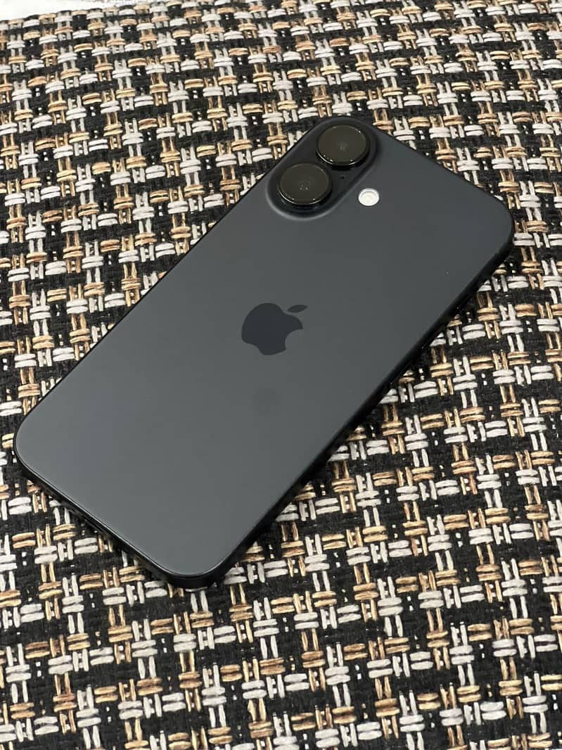 Apple iPhone 16 3