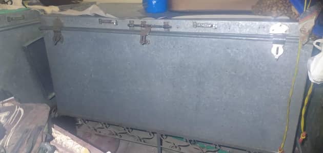 paiti in good condition.