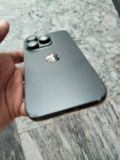 128gb just corner py patli se green line ha show ni hoti nd crack ha