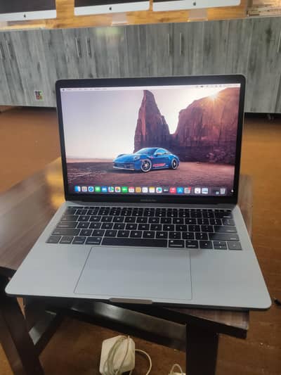 MacBook pro core i5 16gb RAM 256 SSD 2017