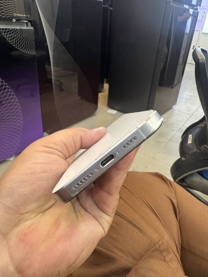 Iphone 15 pro max 4