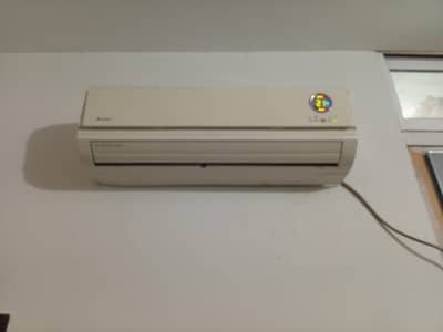 Gree 1 ton non invertor very urgent for sale