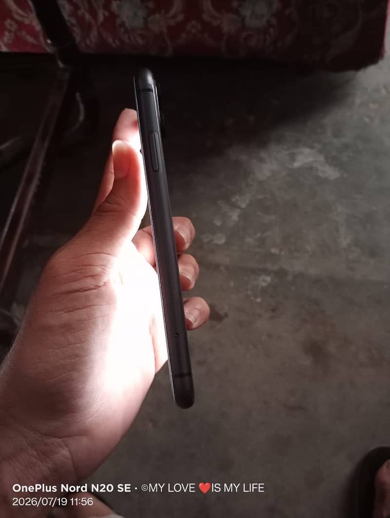 Apple iPhone 11 4