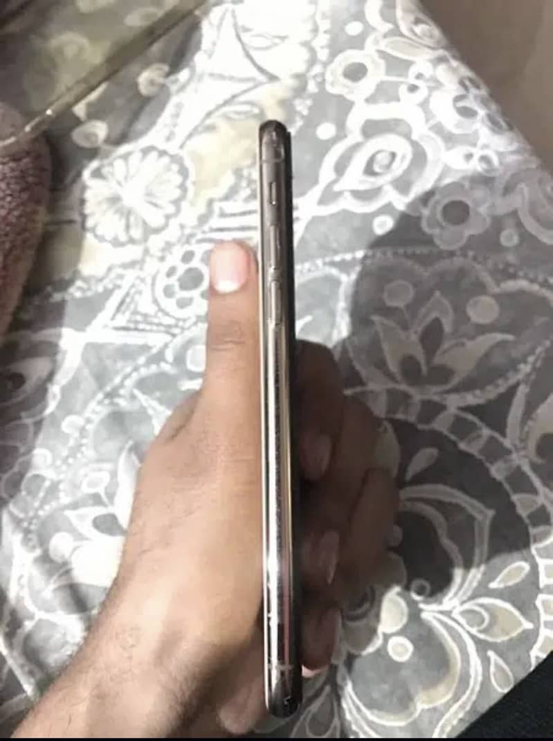 Apple iPhone XS 1